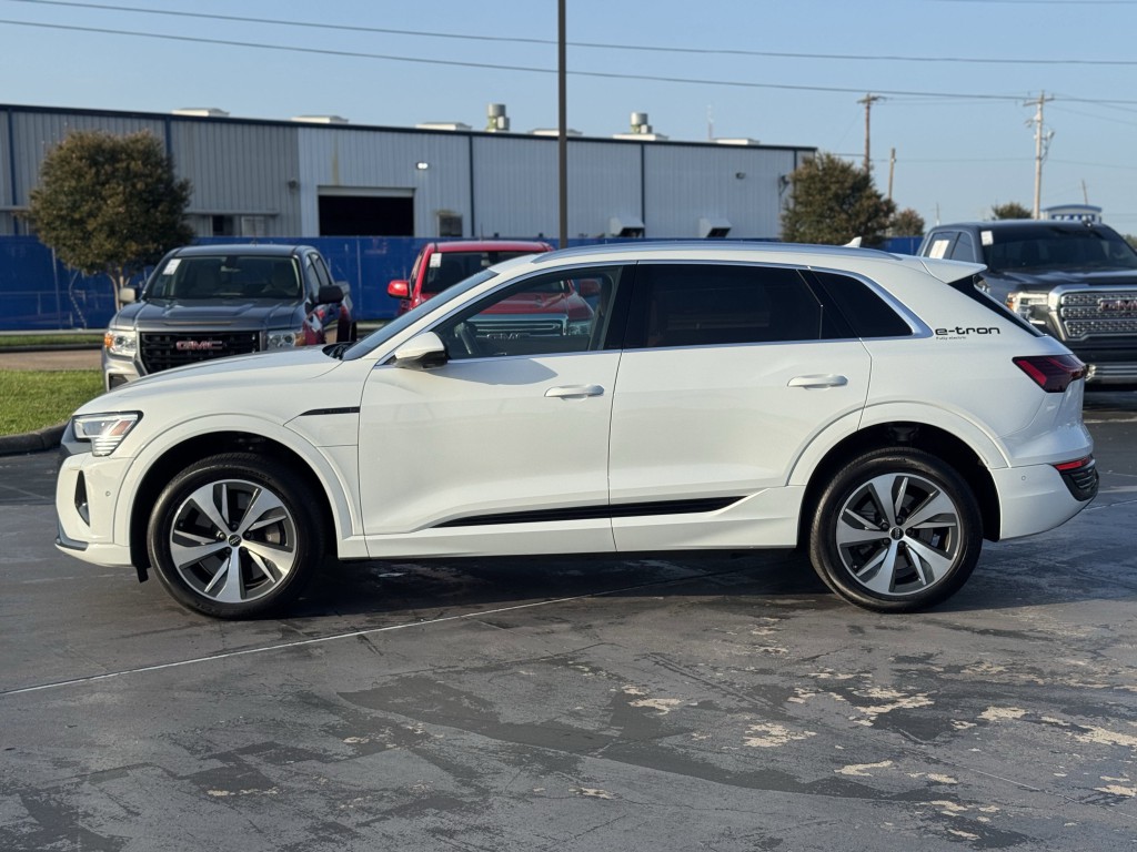 2024 Audi Q8 e-tron Image 11
