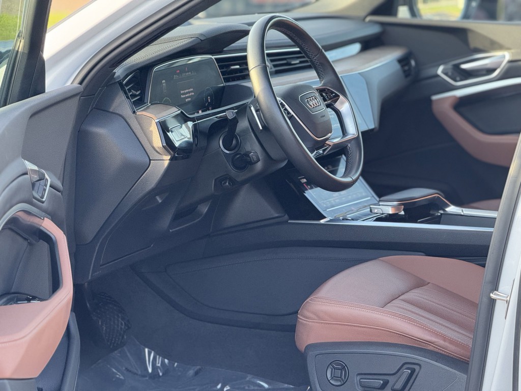 2024 Audi Q8 e-tron Image 13