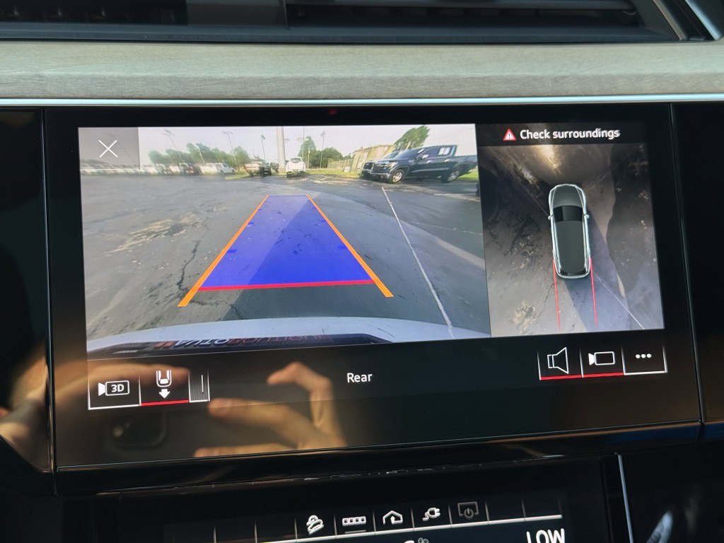 2024 Audi Q8 e-tron Image 23