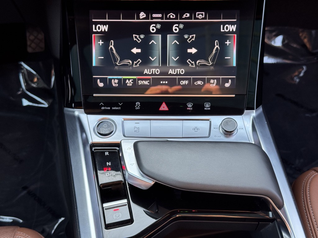 2024 Audi Q8 e-tron Image 24