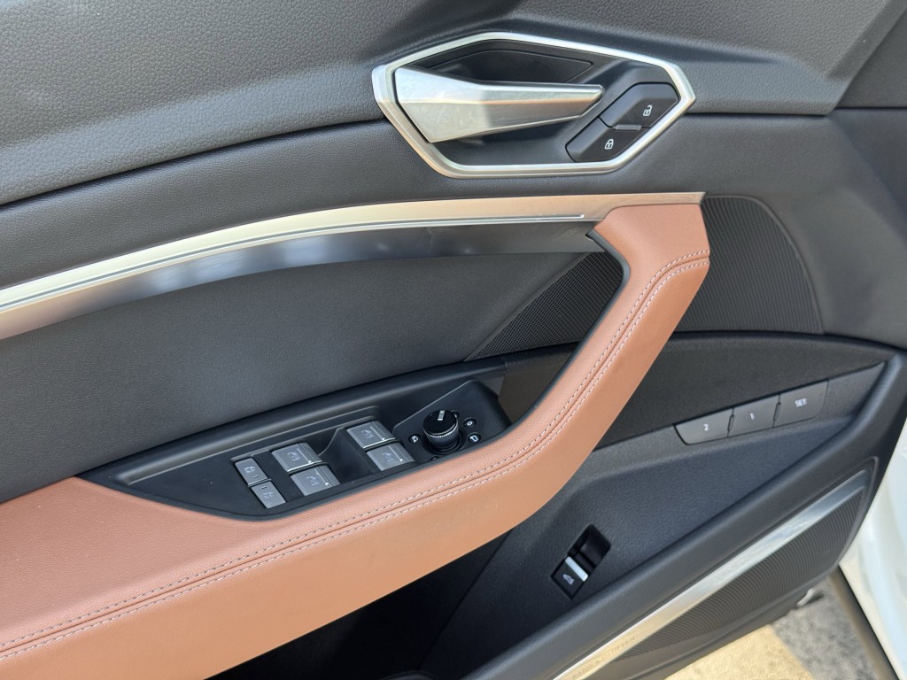 2024 Audi Q8 e-tron Image 25