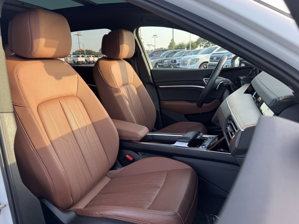2024 Audi Q8 e-tron Image 27