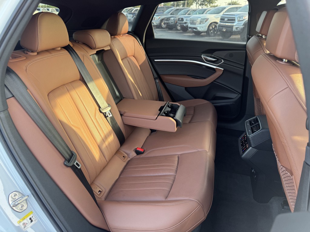 2024 Audi Q8 e-tron Image 28