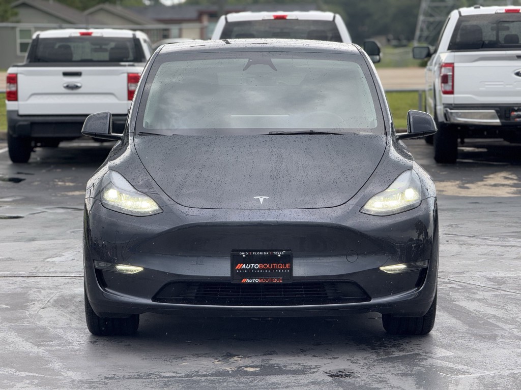 2025 Tesla Model Y Image 5