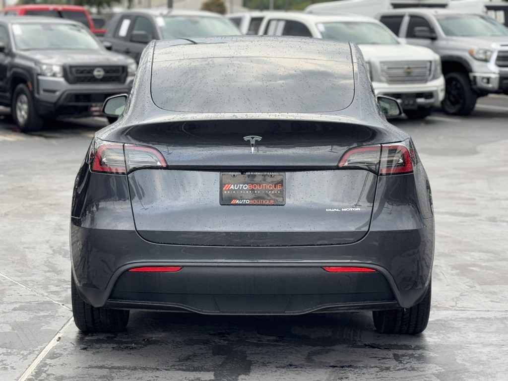 2025 Tesla Model Y Image 6