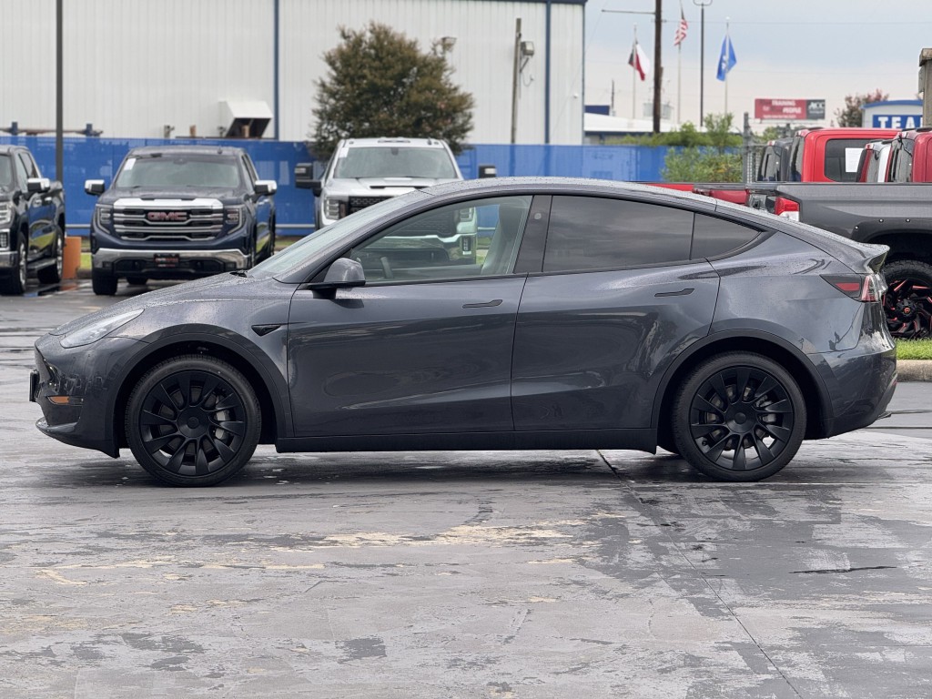 2025 Tesla Model Y Image 8
