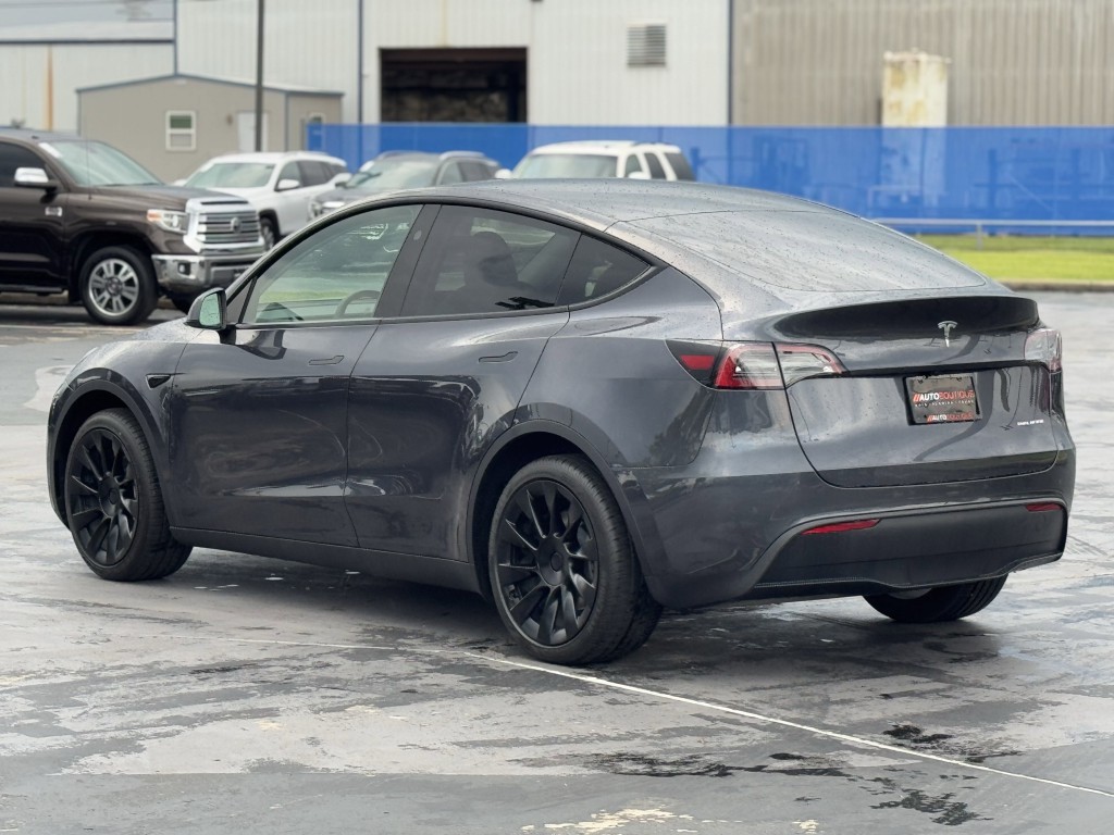 2025 Tesla Model Y Image 9