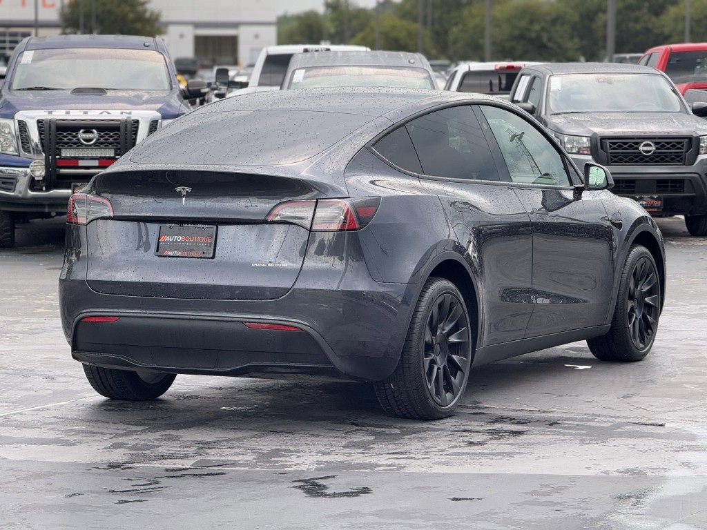 2025 Tesla Model Y Image 10