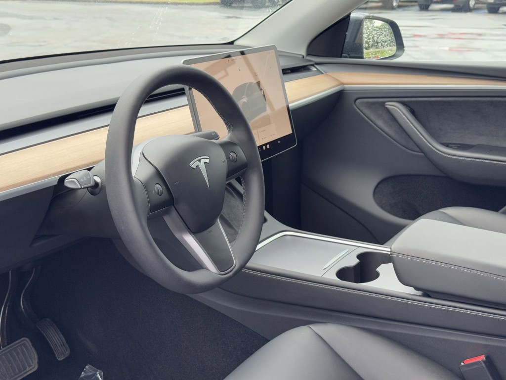 2025 Tesla Model Y Image 12