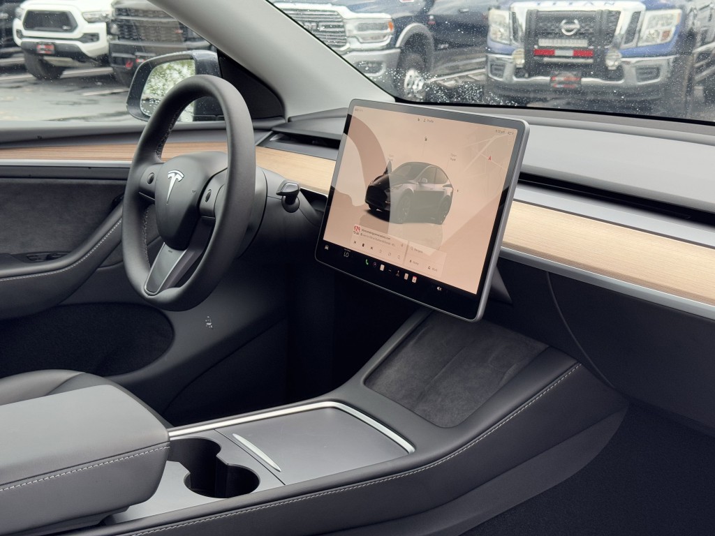 2025 Tesla Model Y Image 13