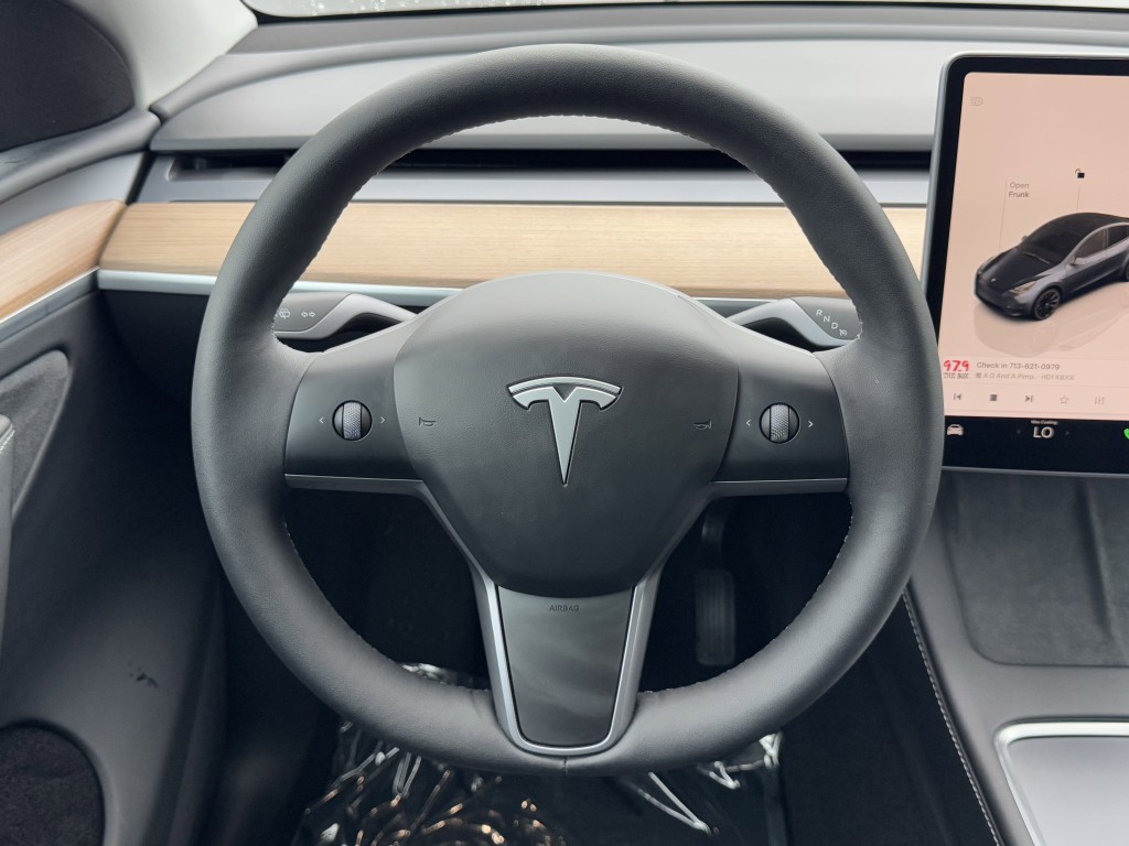 2025 Tesla Model Y Image 15