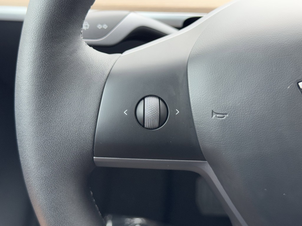 2025 Tesla Model Y Image 16