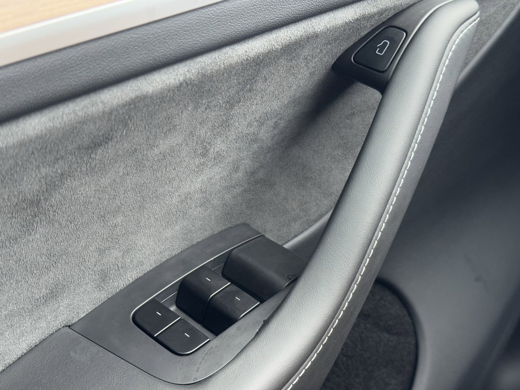 2025 Tesla Model Y Image 20