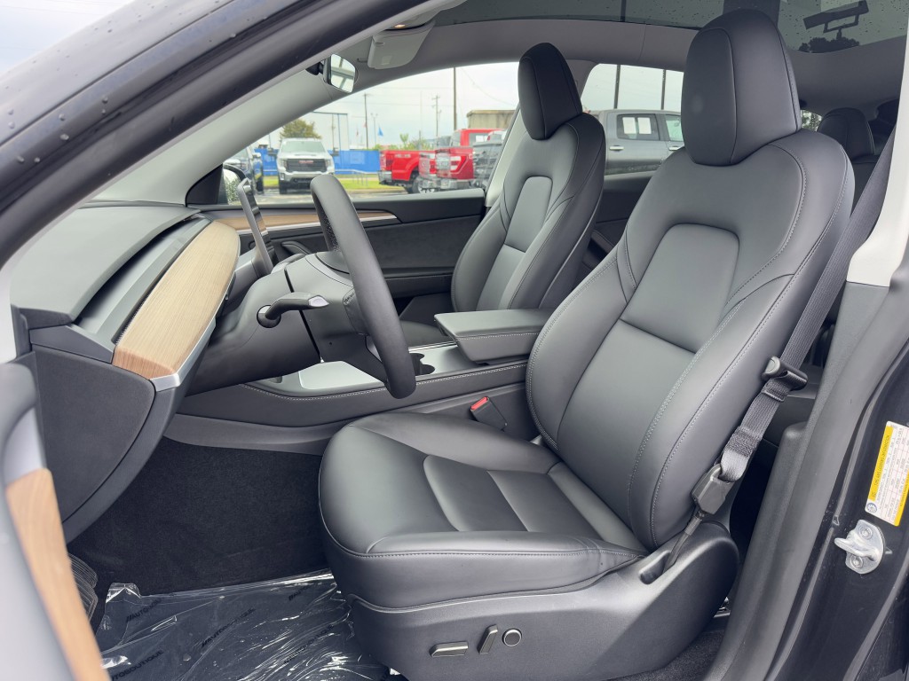 2025 Tesla Model Y Image 21