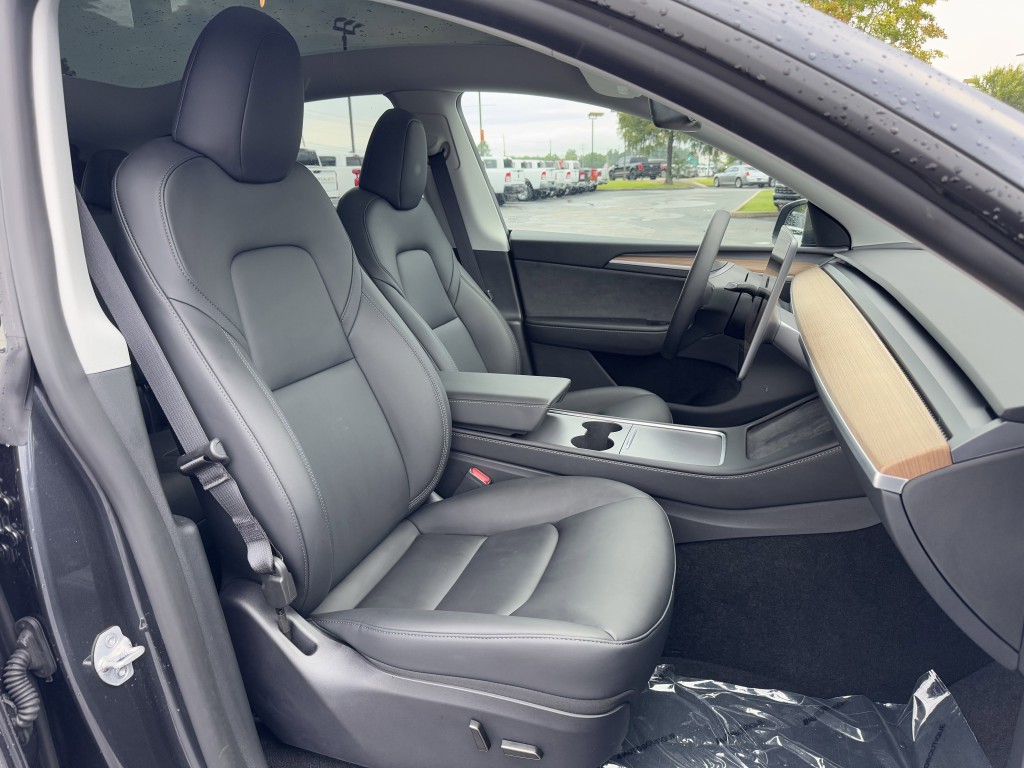 2025 Tesla Model Y Image 22
