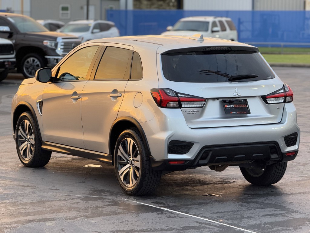 2022 Mitsubishi Outlander Image 9