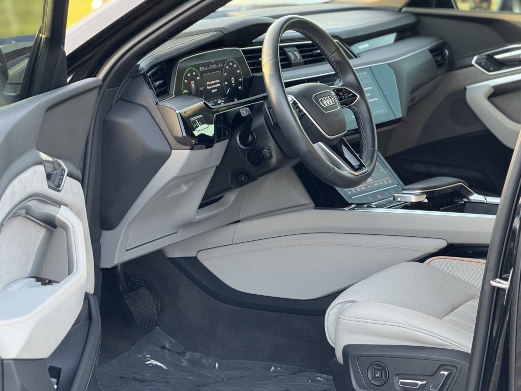 2024 Audi Q8 e-tron Sportback Image 15