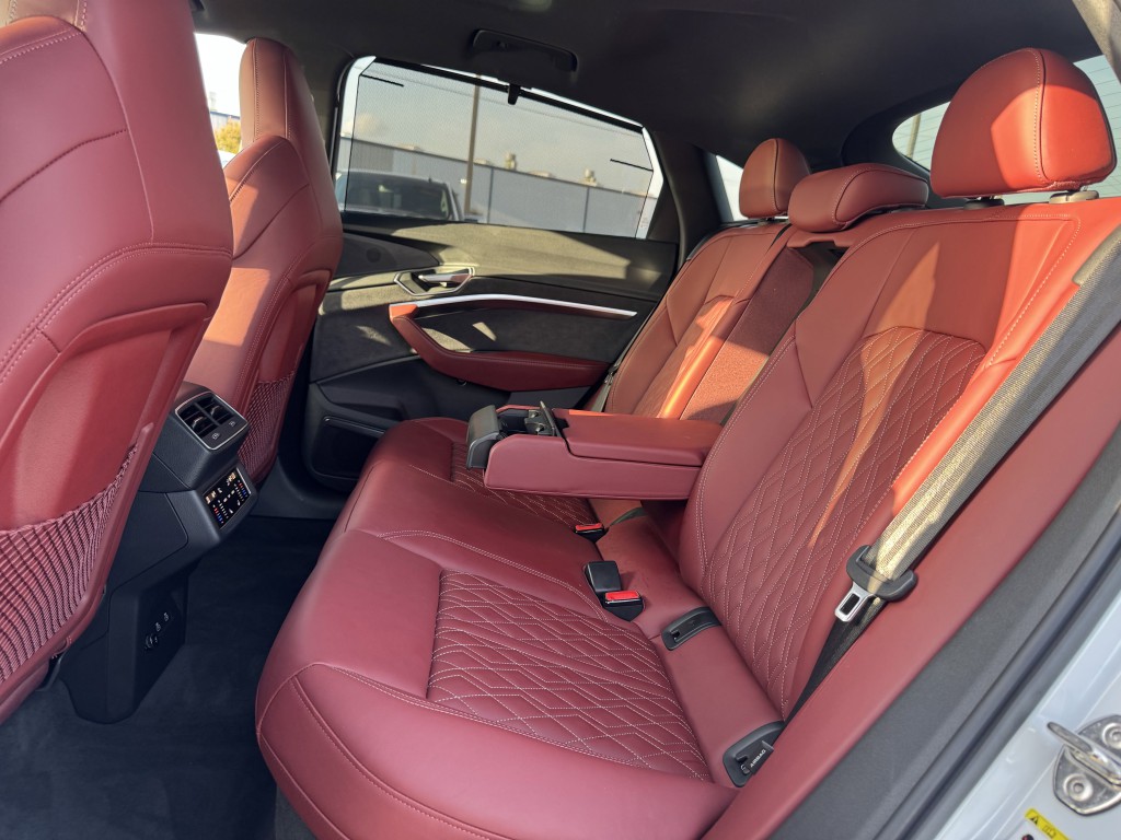 2024 Audi SQ8 e-tron Sportback Image 36