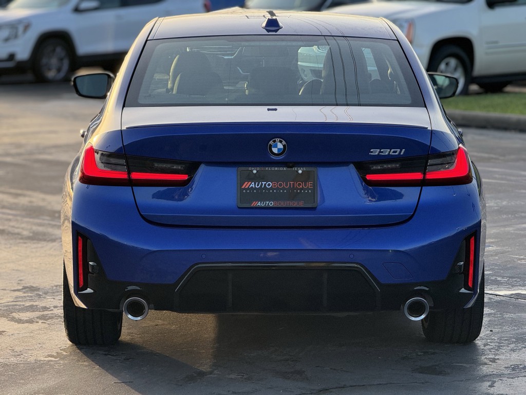 2025 BMW 3 Series Image 9