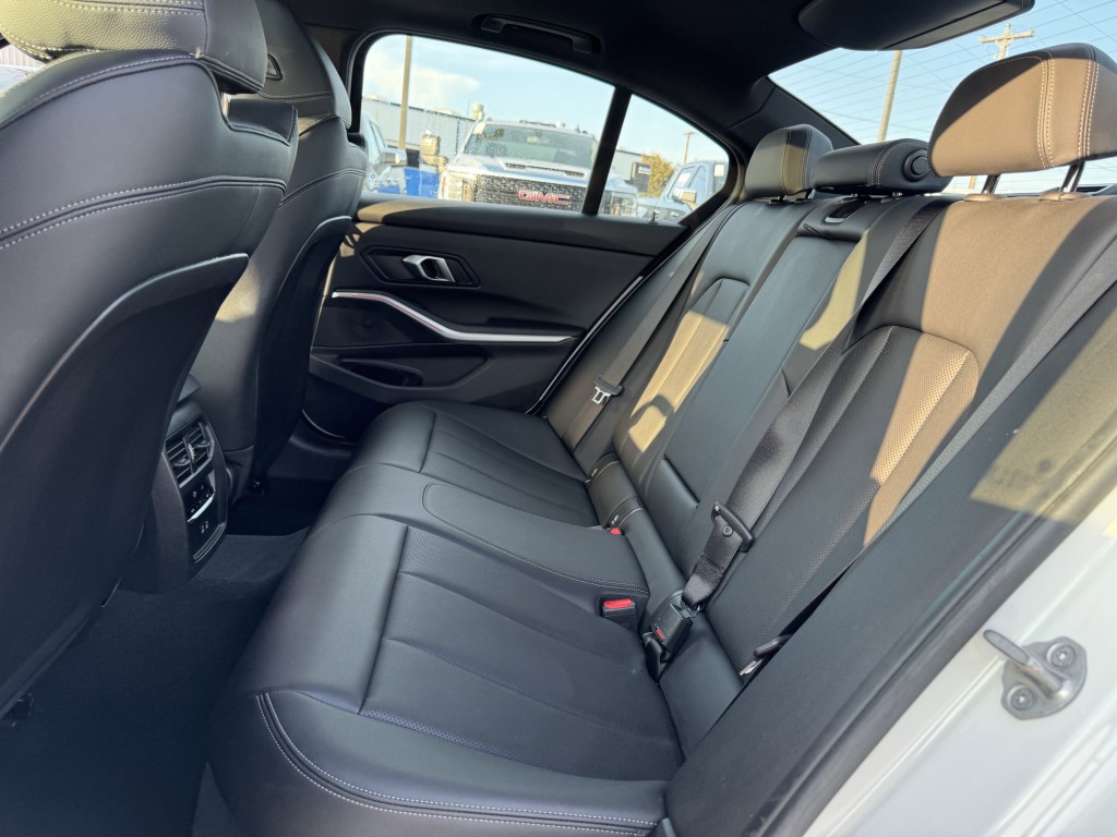 2025 BMW 3 Series Image 27