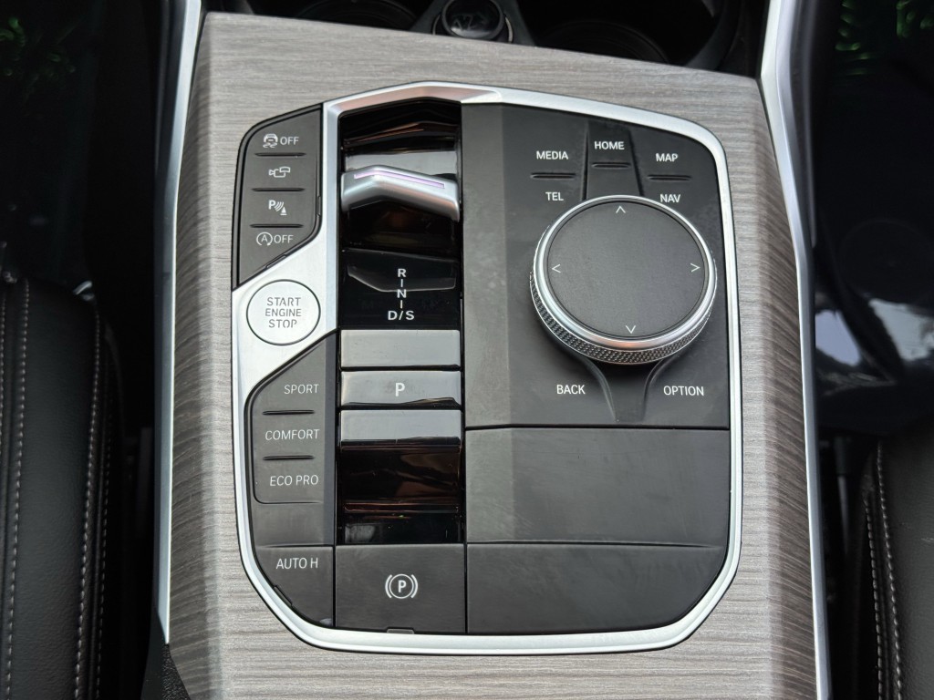 2025 BMW 3 Series Image 23