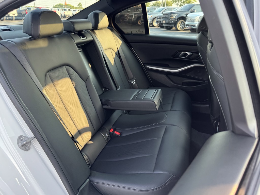 2025 BMW 3 Series Image 27