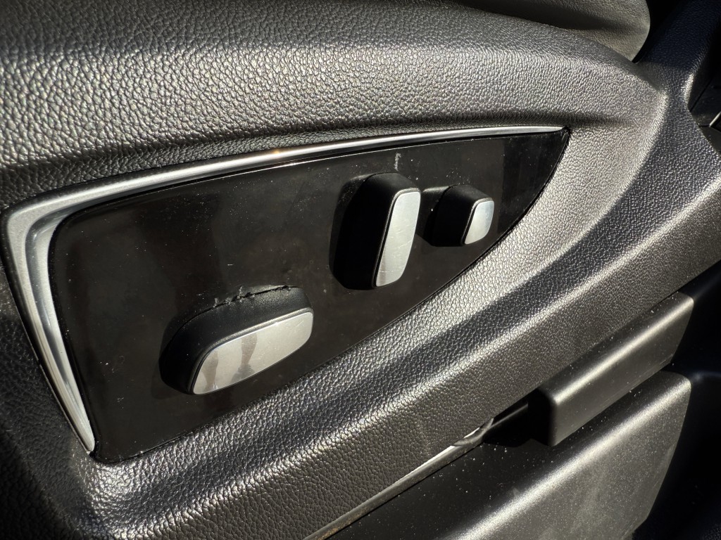 2017 Cadillac Escalade Image 32