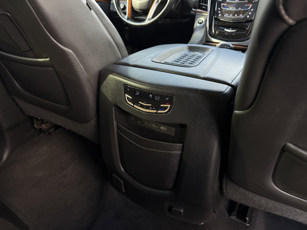 2017 Cadillac Escalade Image 38