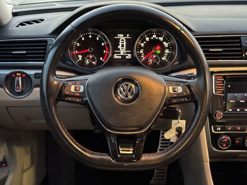 2018 Volkswagen Passat Image 15