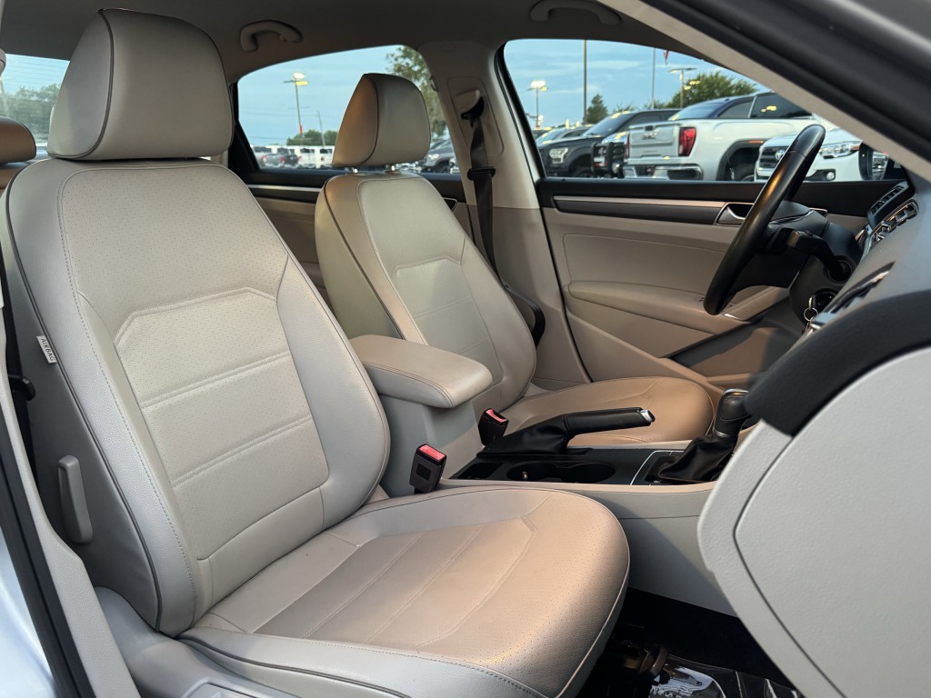 2018 Volkswagen Passat Image 24
