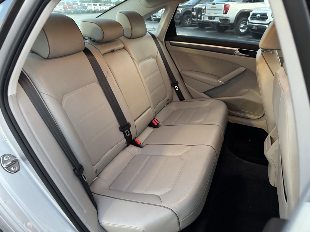 2018 Volkswagen Passat Image 25