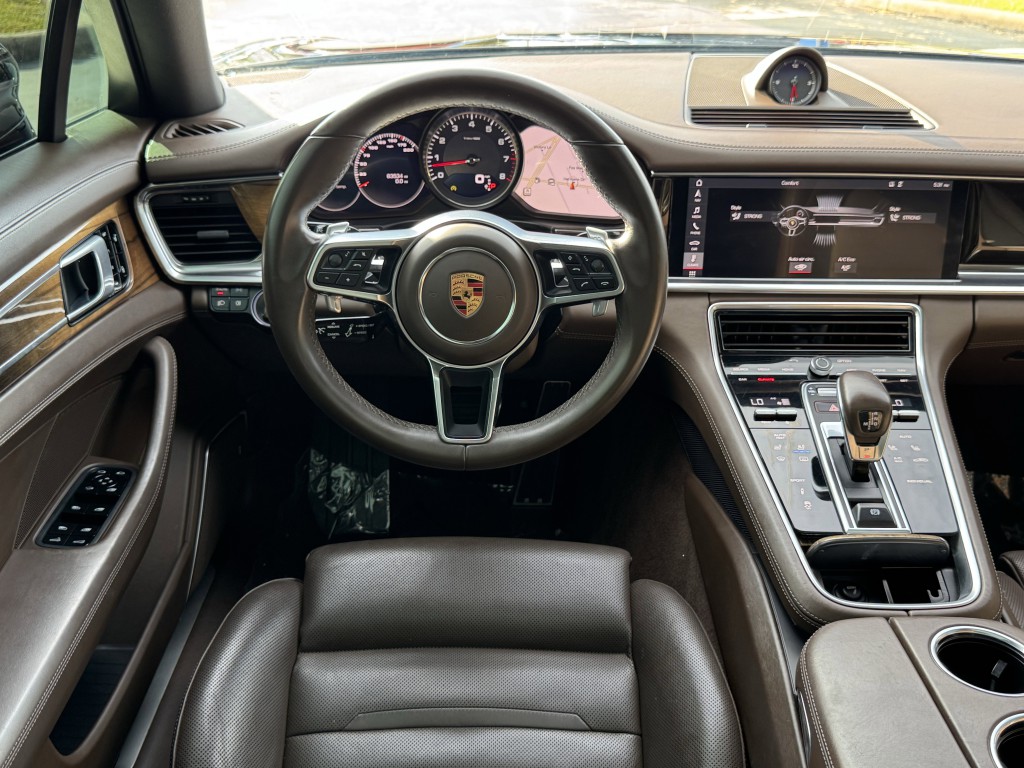 2018 Porsche Panamera Image 18
