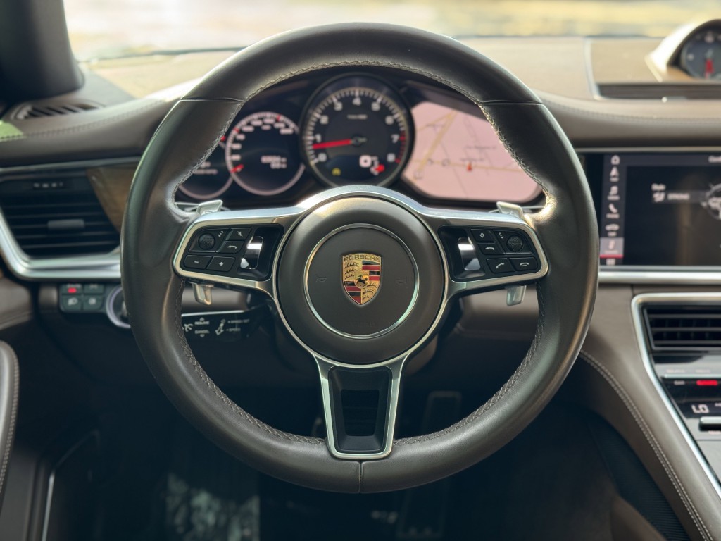 2018 Porsche Panamera Image 19