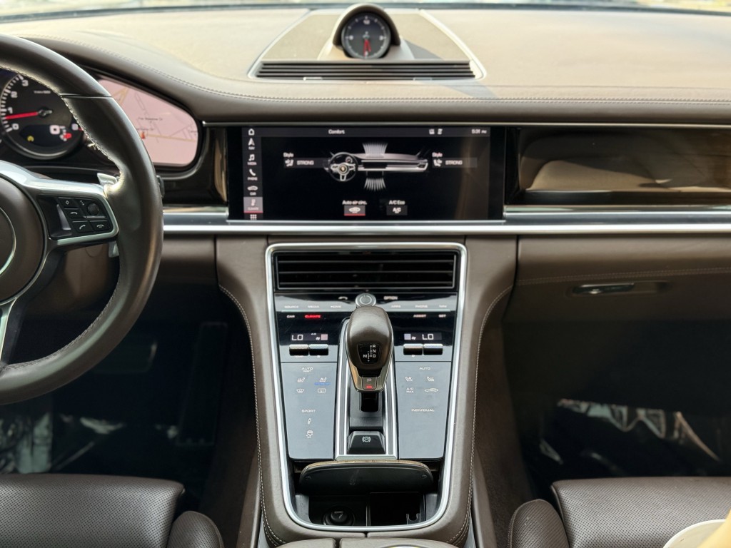 2018 Porsche Panamera Image 23