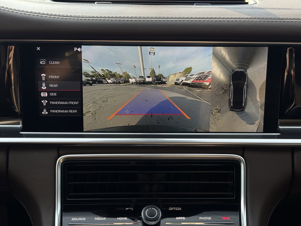 2018 Porsche Panamera Image 25