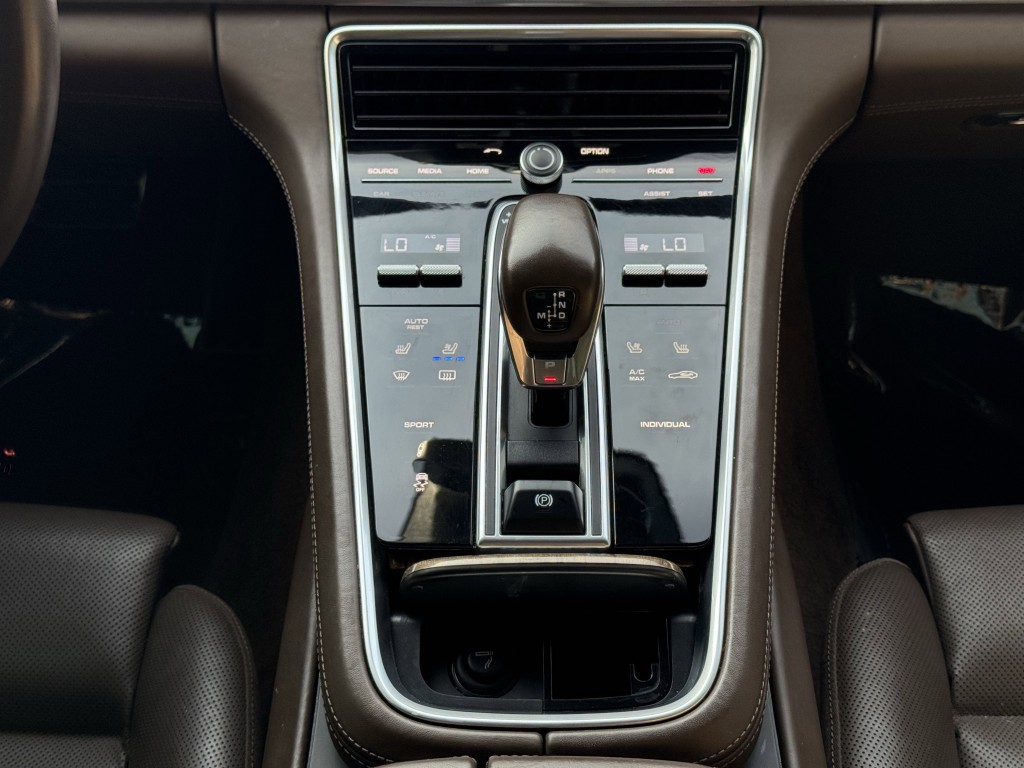 2018 Porsche Panamera Image 26