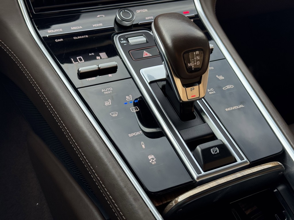 2018 Porsche Panamera Image 27