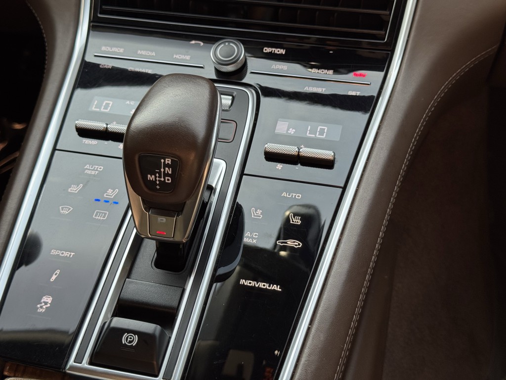 2018 Porsche Panamera Image 28
