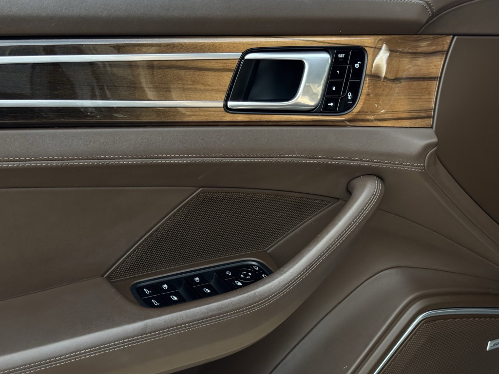 2018 Porsche Panamera Image 32