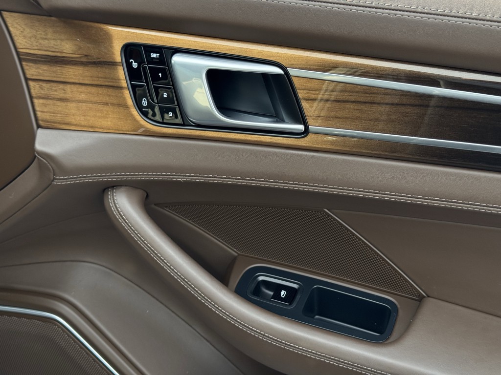 2018 Porsche Panamera Image 34