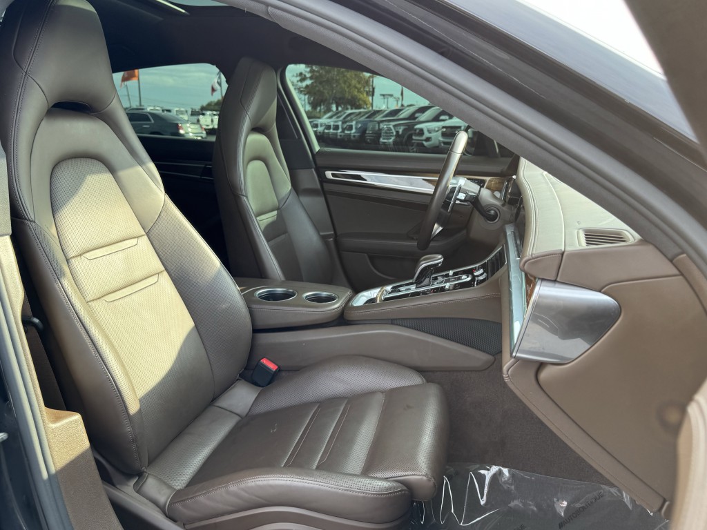 2018 Porsche Panamera Image 35