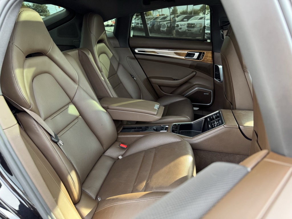 2018 Porsche Panamera Image 36