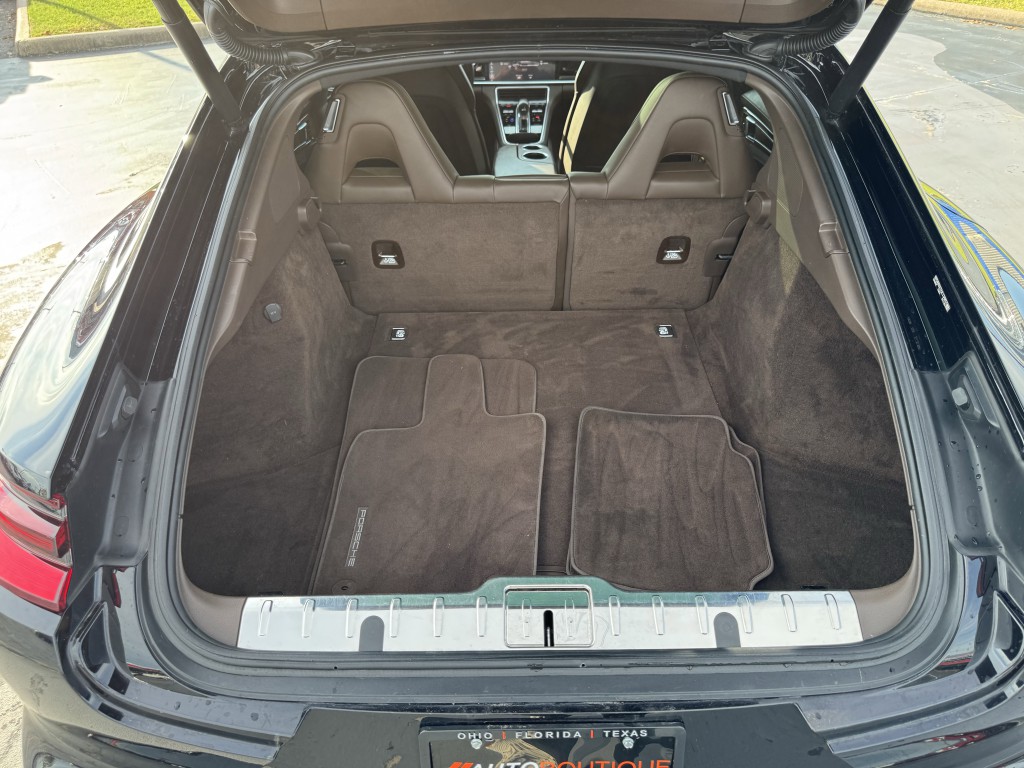 2018 Porsche Panamera Image 40
