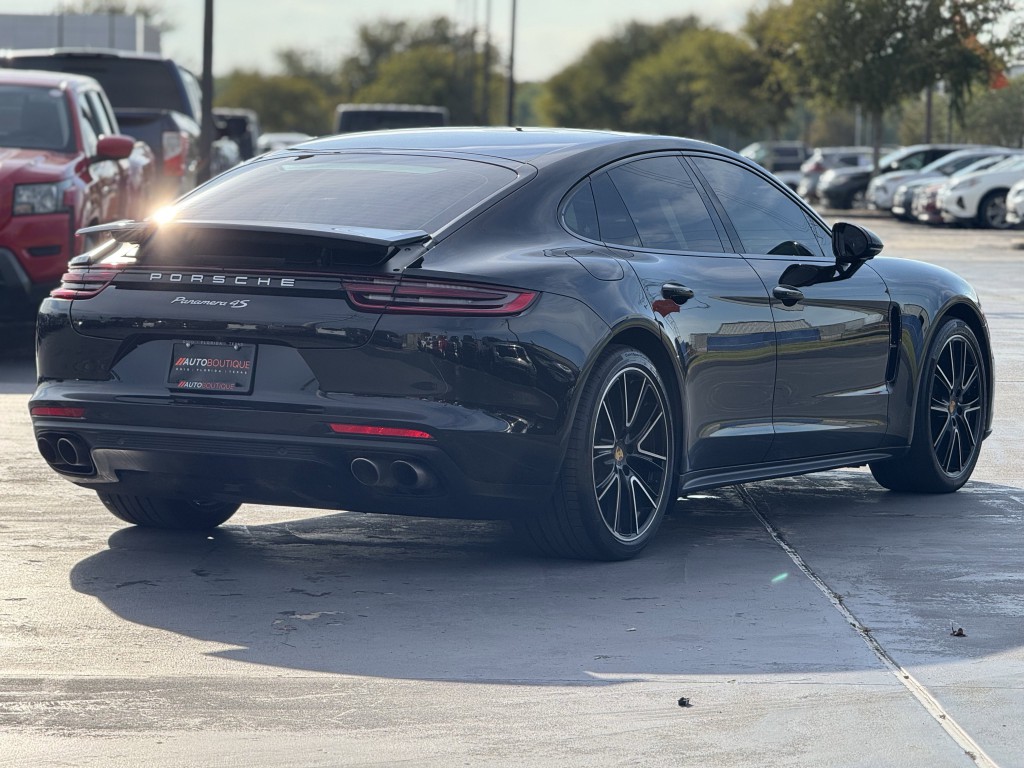 2018 Porsche Panamera Image 10