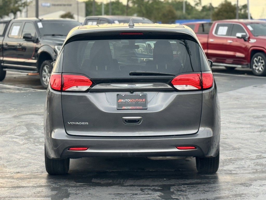 2020 Chrysler Voyager Image 6