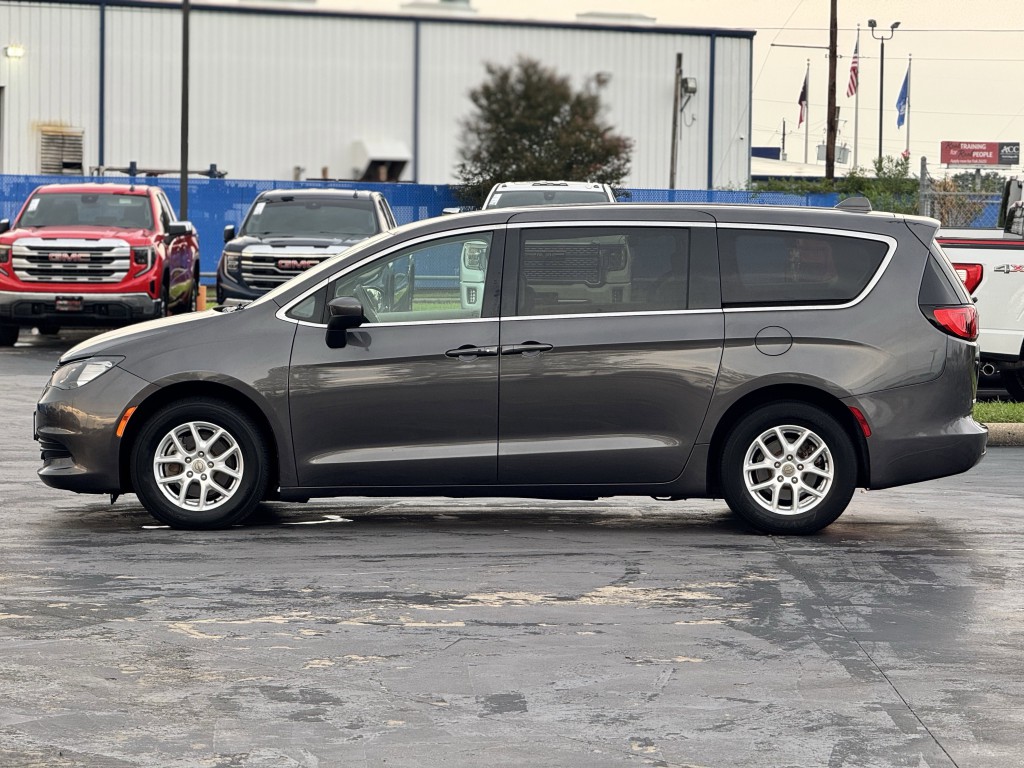 2020 Chrysler Voyager Image 8