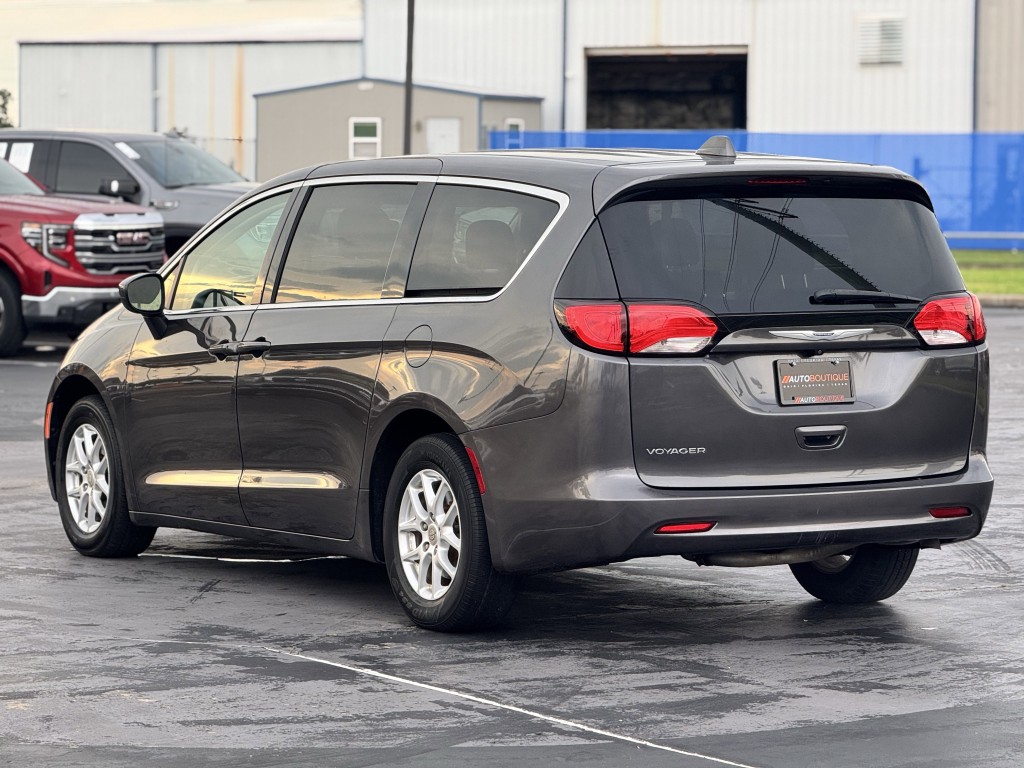 2020 Chrysler Voyager Image 9