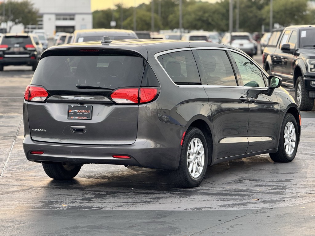 2020 Chrysler Voyager Image 10