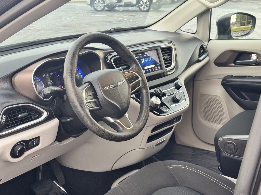 2020 Chrysler Voyager Image 12