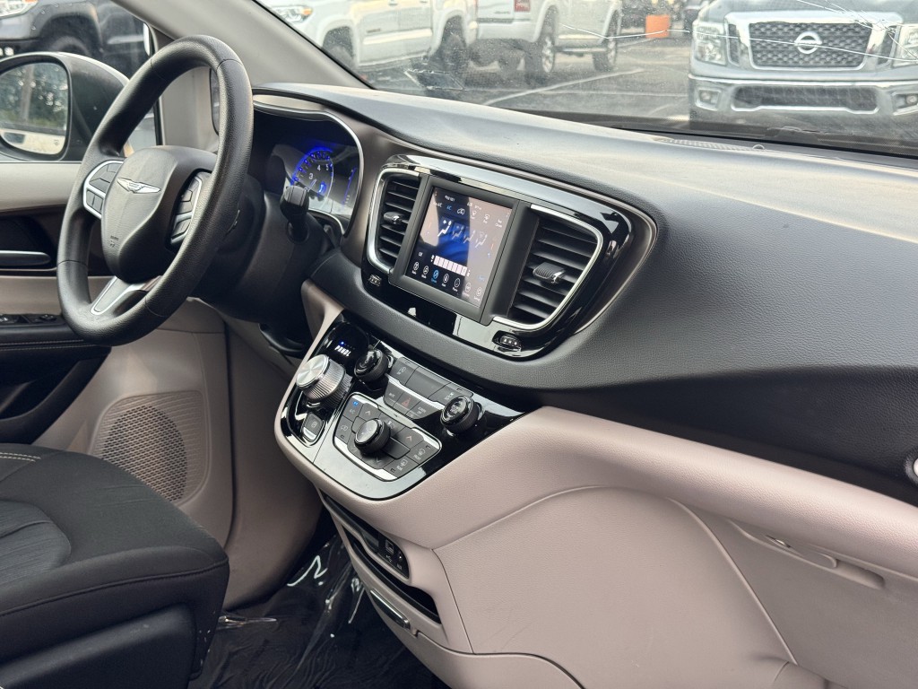 2020 Chrysler Voyager Image 13